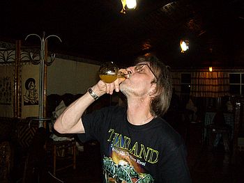 Honigwein (Tej), der aus traditionellen Glasrundkolben (Berele) getrunken wird.