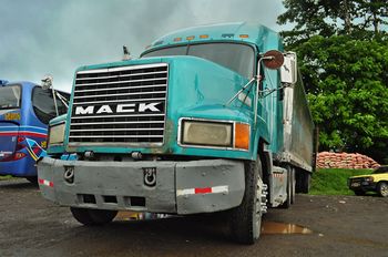 Ein gewaltiger MACK LKW an der Anlegestelle.