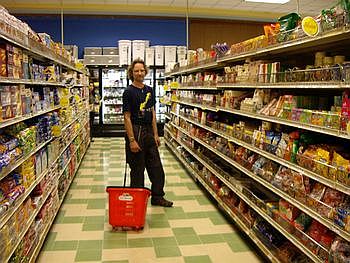 Einkaufen in einem Supermarkt in Cartago.