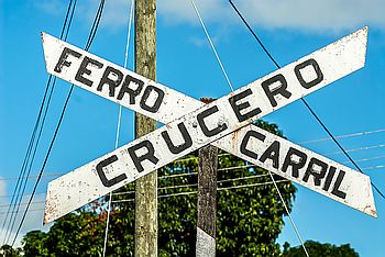 Cubanischer Bahnbergang im Valle de los Ingenios.