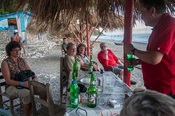 Ein Drink am Strand und warten auf den Sonnenuntergang ber der Karibischen See.