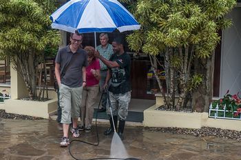 Dauerregen auf der Fahrt zur Halbinsel Saman. Ein freundlicher Angestellte half uns zum Bus.