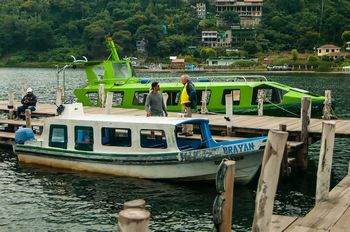 Mit einem Boot ber den Atitln-See.