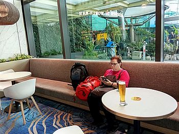 Heineken-Bar neben der Raucherterrasse am Flughafen Changi in Singapur