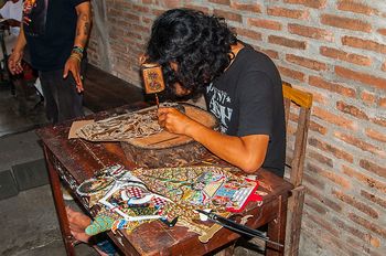 Beim Schattenfigurenmacher (Wayang)