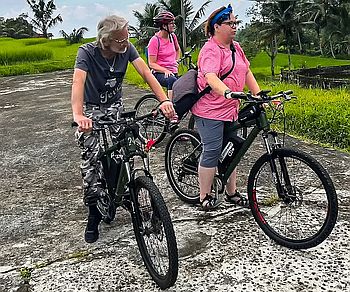 Mit Mountainbikes und E-Antrieb durch die Reisfelder Balis
