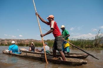 Mit Einbumen auf dem Matsiatra Fluss.