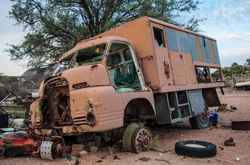 Bedford RL (Bauzeit 1953 - 1971). Auf Grund der ursprnglichen Farbe ein Relikt der Militrs aus der Apartheit.