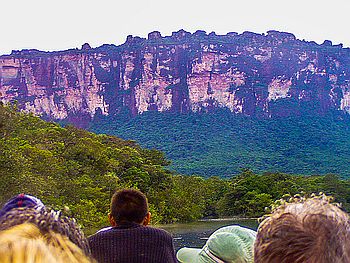 Mit einem Einbaum auf dem Rio Carrao.